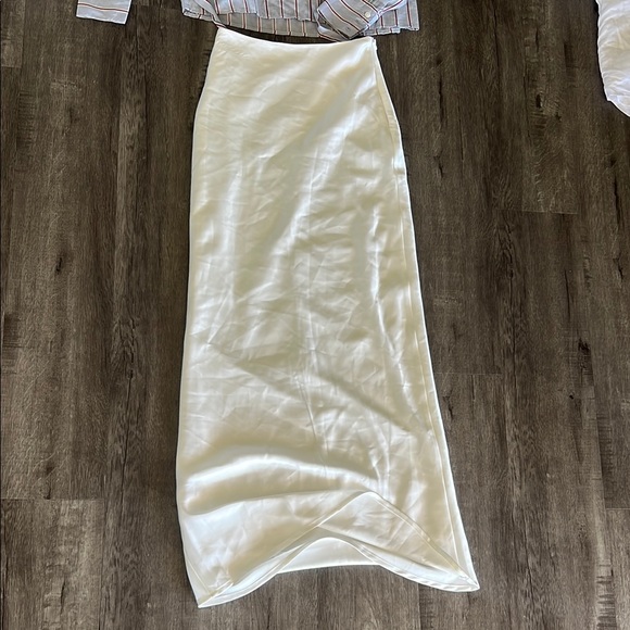 Elegant White Satin Skirt - Picture 5 of 5